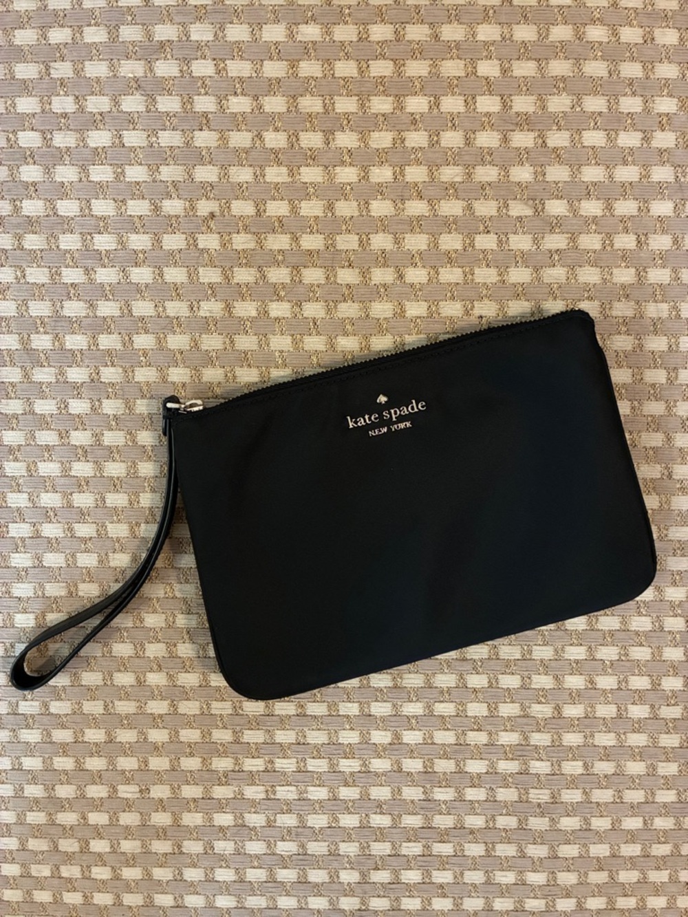 Cutie Kate Spade wristlet in like new condition